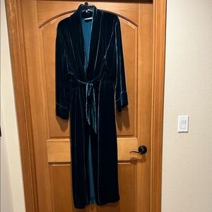 Soft Surroundings Elegant Velvet Robe in Forest Green
